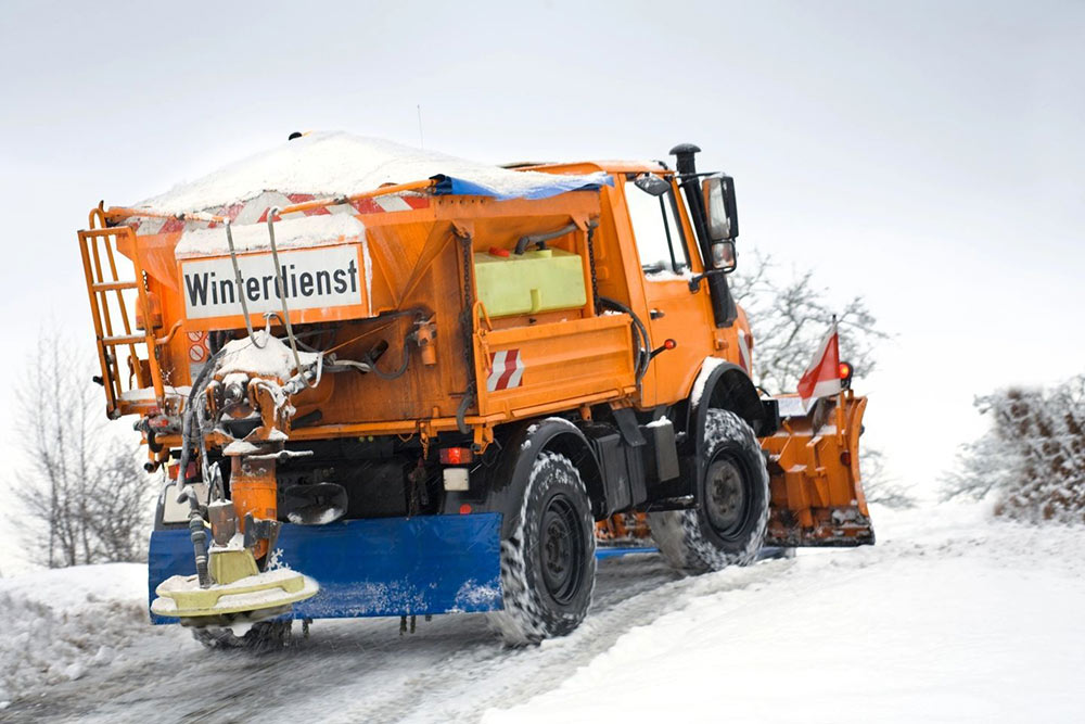 Räumungsfahrzeug befreit die Straßen von Schnee in Essen