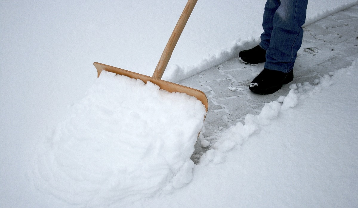 Hausmeisters im Winter - Schnee räumen