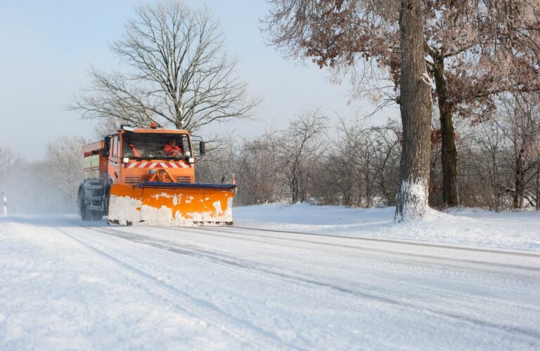 Winterdienst Fahrzeug in Straße