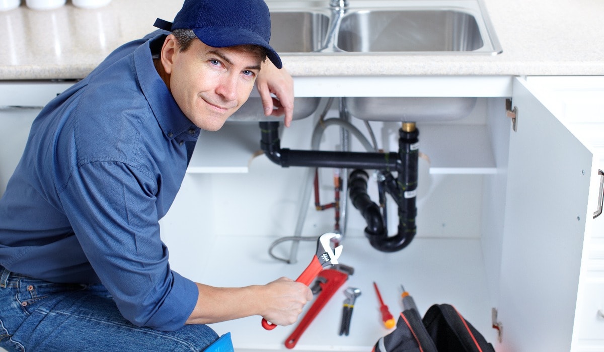 Hausmeister bei Reparatur in der Wohnung