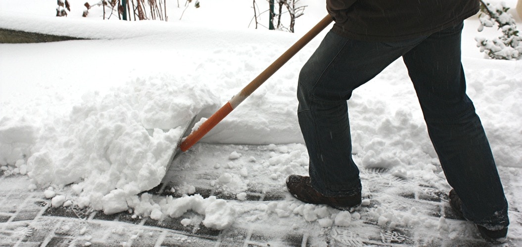 Weg frei schaufeln im Winterdienst