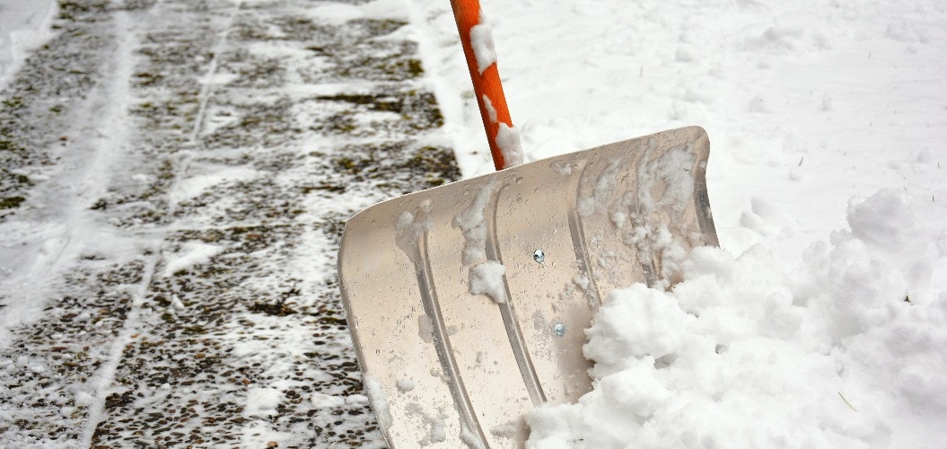 Schneeschieber im Schnee