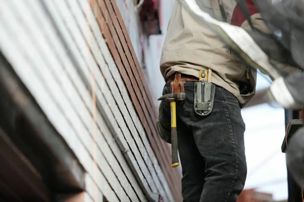 Hausmeister bei der Arbeit in Essen