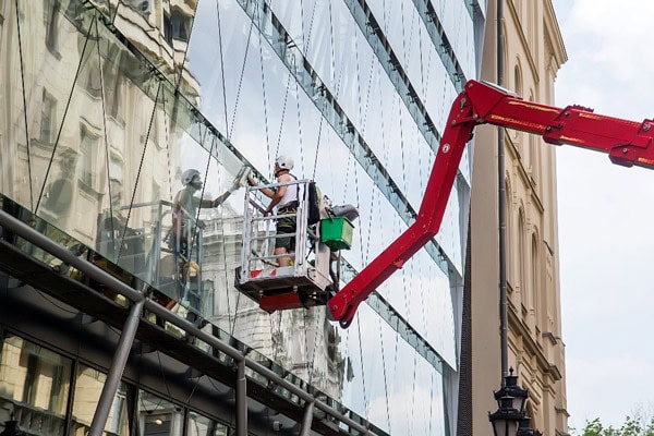 Professioneller Fassadenreiniger mit Kran in Essen