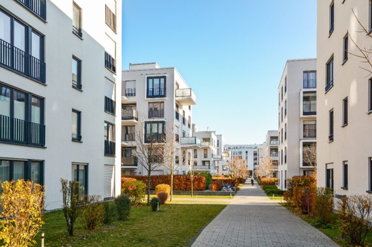 Moderne Apartmenthäuser in einer grünen Wohngegend in der Stadt