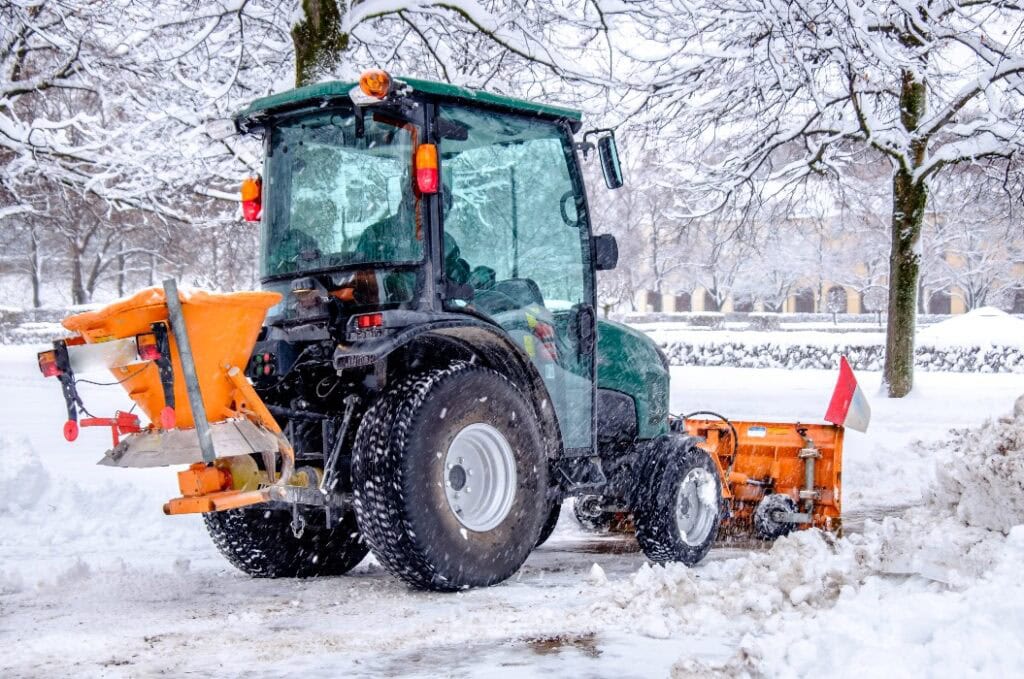 Schneepflug im Winter