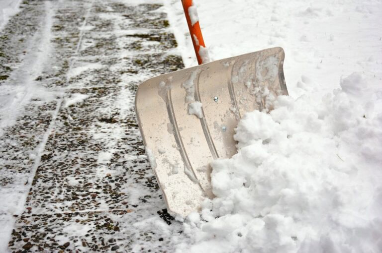 Schneeschieber im Schnee